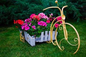 fleur dans le panier d'un vieux vélo vintage près d'un café de rue d'été en bois vintage en europe photo