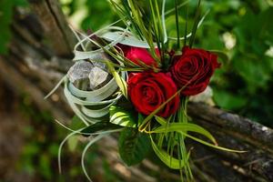 roses rouges en bouquet décoratif avec des cristaux dessus photo