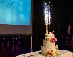 gâteau de mariage avec des fusées éclairantes photo