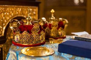 couronne pour mariage à l'église orthodoxe photo