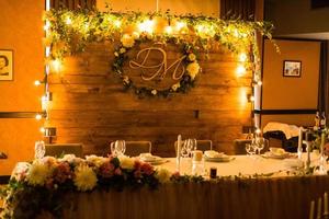 présidium de mariage une table rustique de jeunes mariés avec un tissu bleu et des fleurs photo