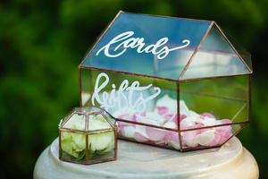 élégante boîte en verre décorée pour les voeux de mariage et les cartes et cadeaux à la réception dans un restaurant photo