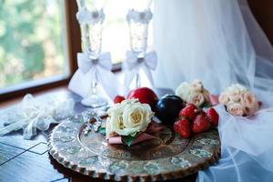 anneaux de mariage. anneaux de fond avec des fruits photo