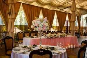 une belle table de banquet avec des collations et un bouquet sur la table photo