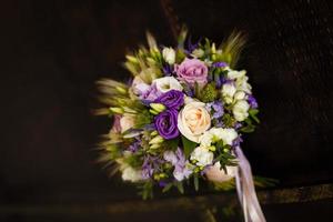 bouquet de mariée dans les tons violets. photo