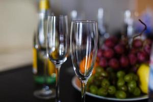 champagne dans une chambre d'hôtel, seau à glace, verres et fruits sur une assiette - concept de lune de miel photo