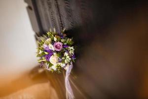 bouquet de mariée dans les tons violets. photo