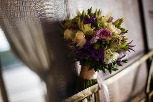 bouquet de mariée dans les tons violets. photo