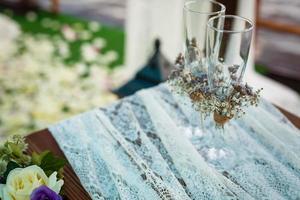 verres de mariage avec fleurs en argile polymère, beaux verres de mariage décorés, fleurs sur verres de mariage, verres de mariage faits à la main photo