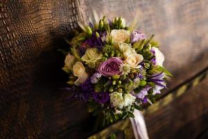 bouquet de mariée dans les tons violets. photo