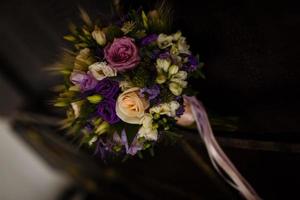 bouquet de mariée dans les tons violets. photo