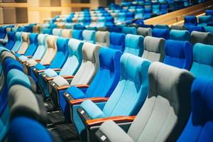 sièges de cinéma bleus vides, chaises. vue de perspective