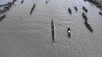 course de bateaux traditionnels au Bangladesh photo