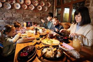 famille prenant un repas ensemble dans un authentique restaurant ukrainien. photo