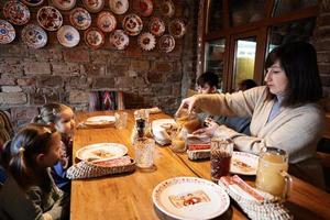 famille prenant un repas ensemble dans un authentique restaurant ukrainien. photo