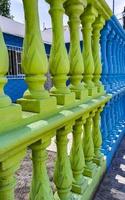 colonnes de pierre verte comme clôture à playa del carmen mexique. photo