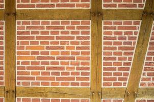 fachwerk. beau mur en briques rouges et poutres en bois. fond abstrait. photo