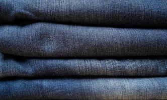 jeans pliés en tas. fond texturé. espace de copie. concept de l'industrie commerciale, ventes. photo