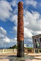 place des cinq siècles plaza del quinto centenario honore le 500e anniversaire du premier voyage de colomb vers les amériques dominé par un totem en argile de granit el totem telurico photo