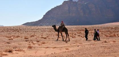 Les touristes dans le désert de Wadi Rum, Jordanie photo