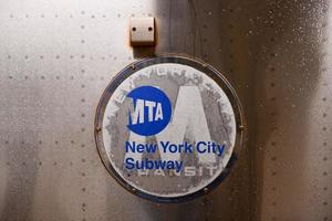 new york city new york 11 juin 2020 logo sur le côté d'une voiture de train dans le système de transport de new york le métro mta photo