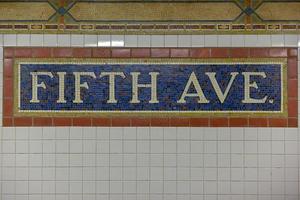 station de métro de la cinquième avenue, new york photo