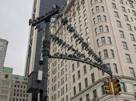 pigeons perchés sur un lampadaire près de central park à new york par une froide journée d'hiver. photo