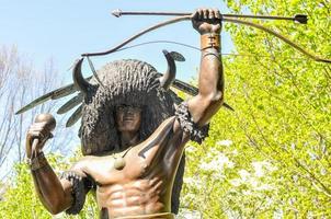 statue de guerrier à l'extérieur du musée national des Indiens d'Amérique photo