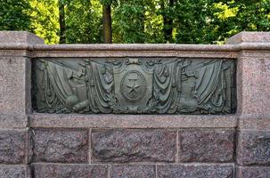 symboles et décoration soviétiques autour de la place alexandre à minsk en biélorussie photo