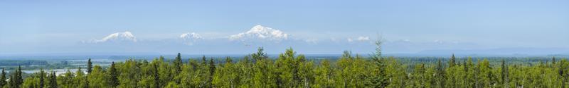 vue panoramique sur les montagnes entourant talkeetna alaska photo