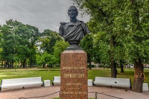 Monument au poète mikhail lermontov à saint-pétersbourg russie photo