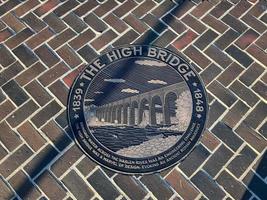 plaque indiquant le pont haut est le plus ancien pont de new york entre harlem, manhattan et le bronx. photo