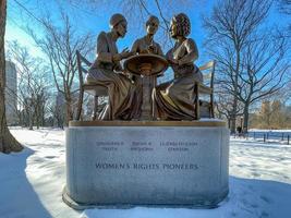 new york city 21 février 2021 le monument des pionniers des droits des femmes en hiver couvert de neige commémore le centenaire de la ratification du 19e amendement à central park new york city photo