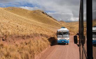 bus touristique le long de la route cusco-puno, pérou photo