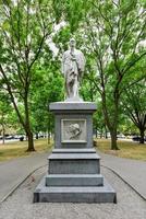 Alexander hamilton monument le long de la commonwealth avenue mall à boston massachusetts photo