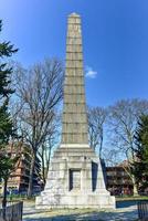 Dover Patrol Monument à Fort Hamilton Park est un obélisque de granit conçu par Sir Aston Webb et érigé en 1931 pour commémorer la participation de la marine américaine à la guerre mondiale