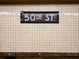 new york city nov 11 2019 50th street new york city station de métro signe sur la 8e avenue photo