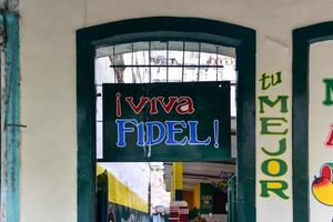 Entrée d'un stand de fruits dans la vieille Havane Cuba avec les mots live fidel photo