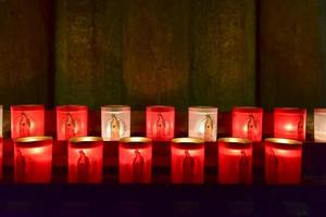 Bougies de prière à l'église Notre Dame de Paris France photo