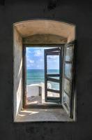 Vue de la fenêtre du château de Cape Coast, Ghana photo