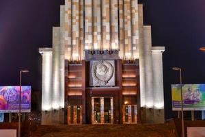 moscou russie 22 juillet 2019 célèbre monument soviétique de l'ouvrière et kolkhozienne femme de ferme collective par le sculpteur vera mukhina la nuit en acier inoxydable en 1937 photo