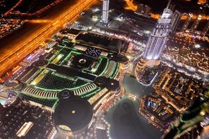 vue aérienne de l'horizon à dubai émirats arabes unis la nuit photo