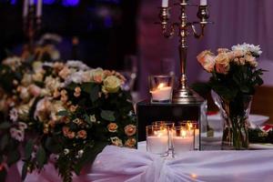 table principale lors d'une réception de mariage éclairée par des guirlandes lumineuses photo