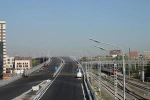 chantier de construction d'un nouveau carrefour routier. développement de la jonction des infrastructures de transport, amélioration de l'autoroute. problème de surpopulation. viaduc de construction de la corde nord-est à moscou, russie photo