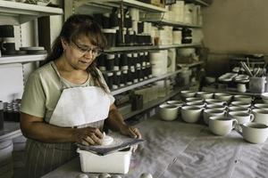 céramiste travaillant dans un atelier de poterie. photo