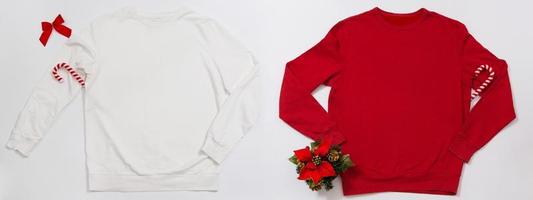 définir un sweat-shirt de modèle vierge rouge blanc avec espace de copie. concept de vacances de noël. sweat à capuche maquette vue de dessus, décorations de vacances sur fond blanc. accessoires de bonne année. tenue de Noël photo