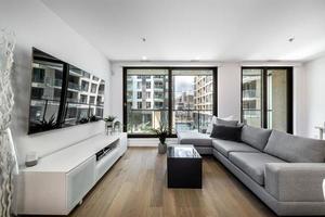 appartement moderne dans un nouvel immeuble à montréal, griffintown, canada, entièrement mis en scène et meublé photo
