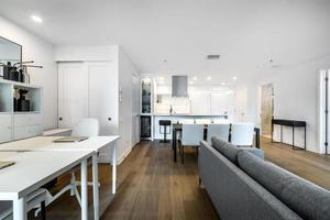 appartement moderne dans un nouvel immeuble à montréal, griffintown, canada, entièrement mis en scène et meublé photo