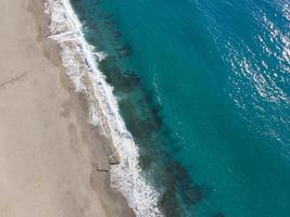 vue sur les vagues de la mer avec drone aérien photo