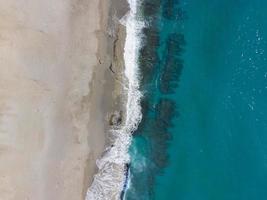 vue sur les vagues de la mer avec drone aérien photo